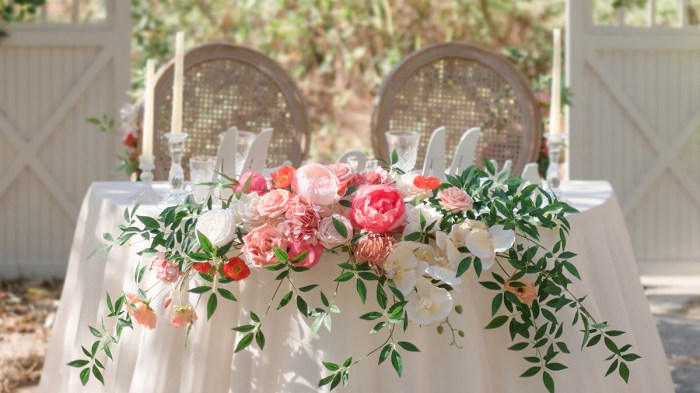 Simple sweetheart table decor