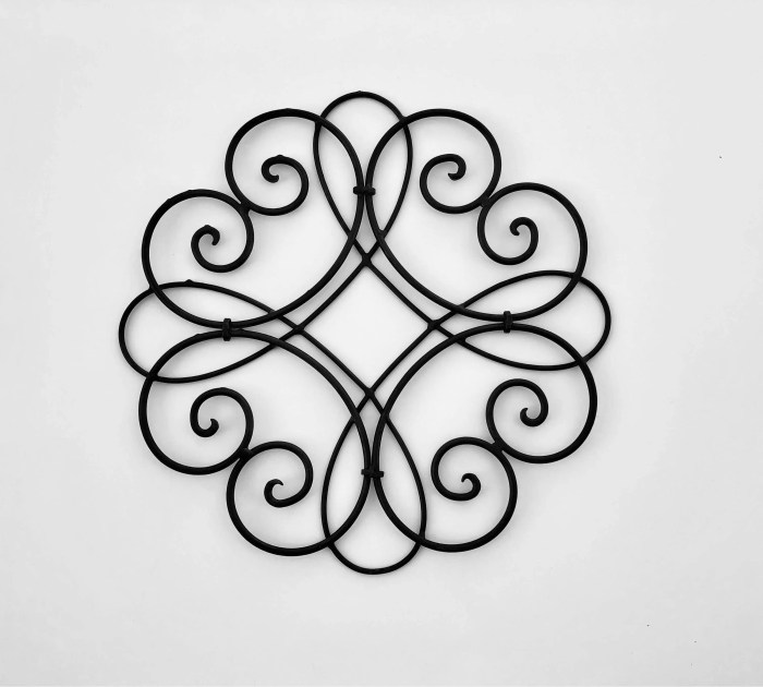 Metal wall decor scroll