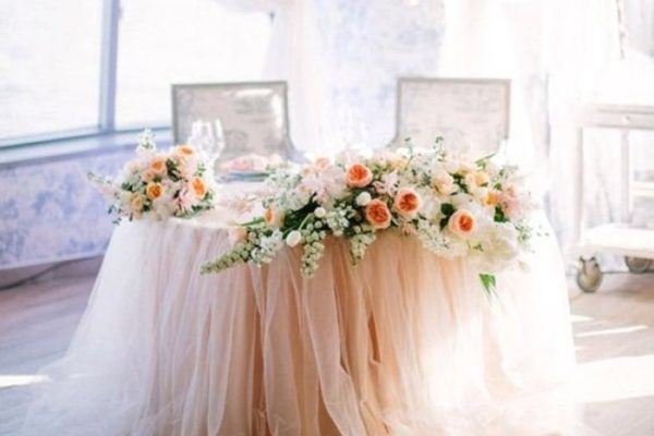 Simple sweetheart table decor