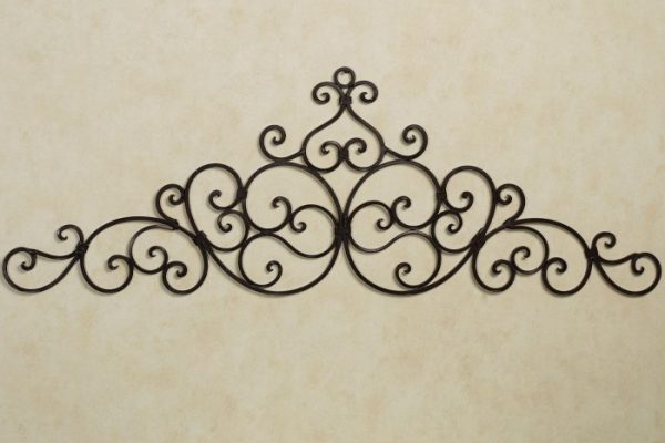 Metal wall decor scroll