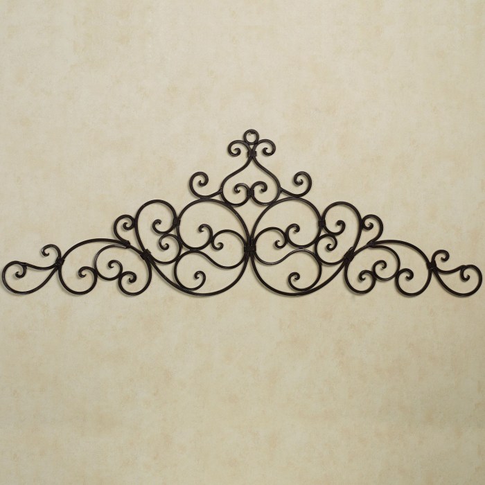 Metal wall decor scroll